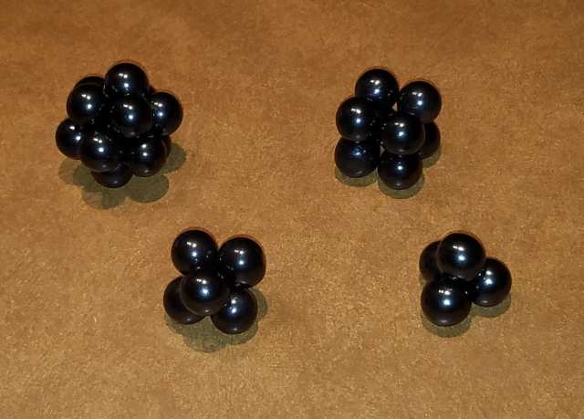 Solides platoniques construits avec des aimants en hématite